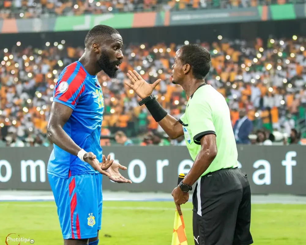 joueur congolais discutant avec l'arbitre de touche can 2023 abidajn
